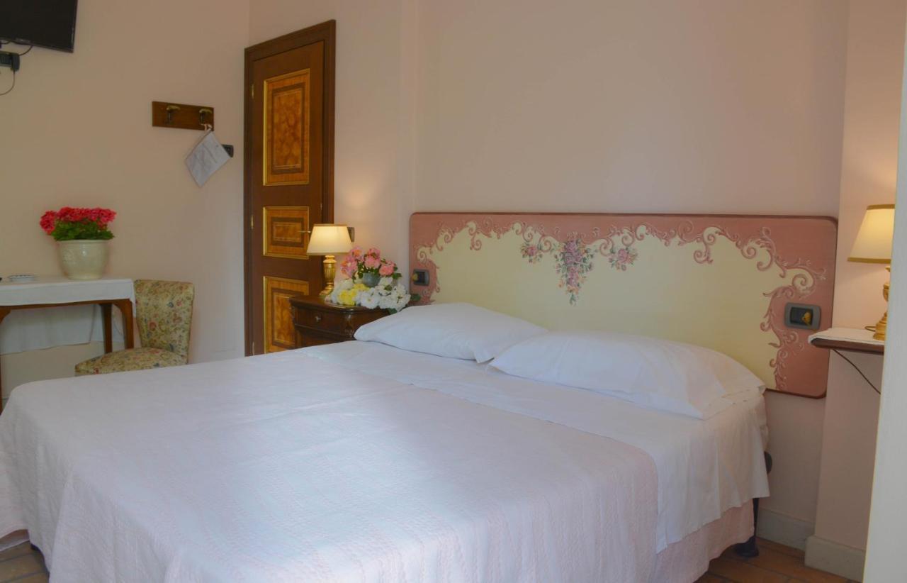 Hotel Velia Mare Numana Esterno foto